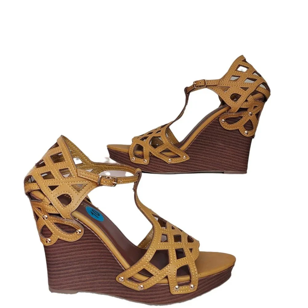 DOLLHOUSE LASER CUT PEEP TOE STUDDED WEDGES (10M)
